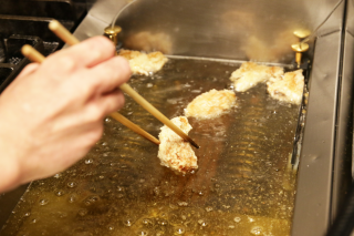お麩を使ったフライ料理がヘルシーで女性客に人気。サクサク・ジューシーに揚げるコツを聞いた(PR)